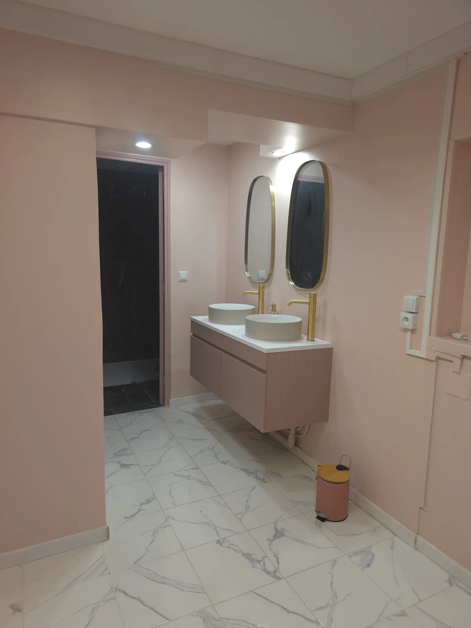 Les vestiaires de B-WIP Fitness : double vasque, miroirs et sol en marbre